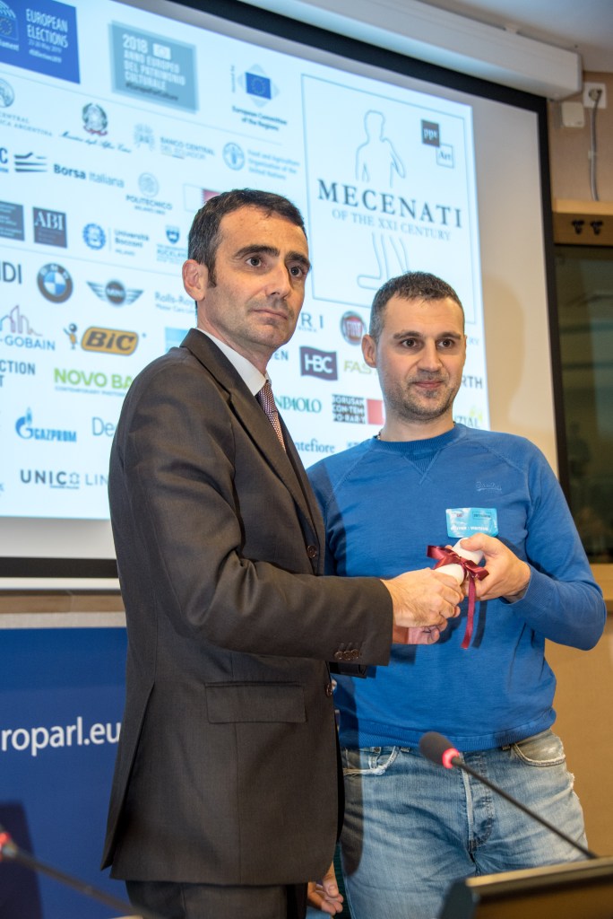 Luca Desiata consegna il premio per "32 via dei Birrai" a Luca Moretto